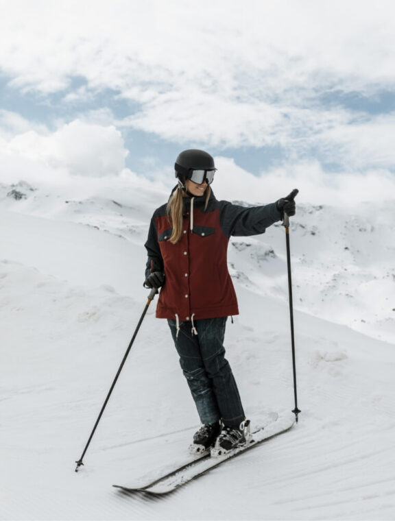 sportgardena-full-shot-woman-with-ski-equipment