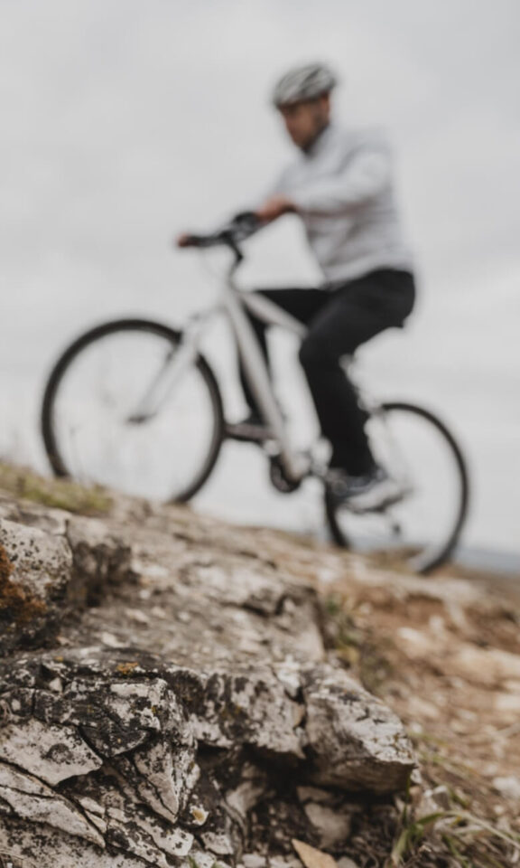 sportgardena-man-riding-mountain-bike-safety-equipment-mobile