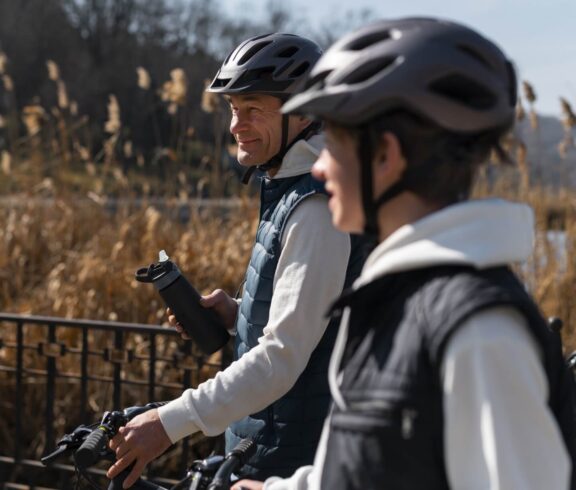 sportgardena-medium-shot-family-cycling-together