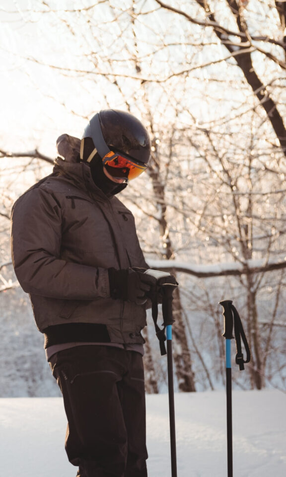 sportgardena-skier-couple-using-mobile-phone-mobile