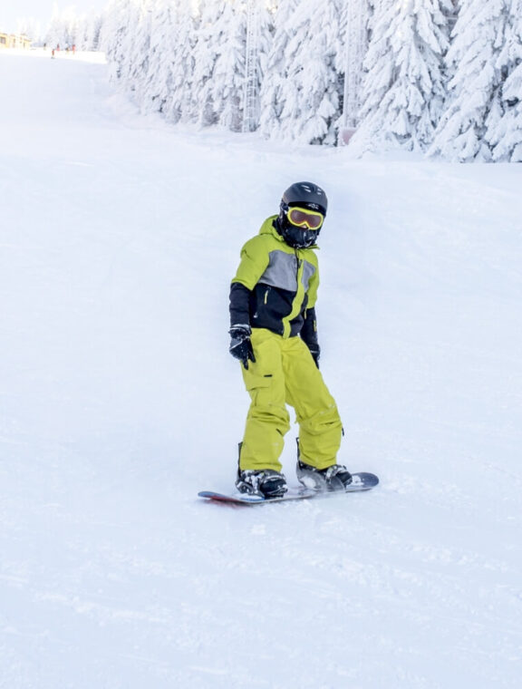 sportgardena-snowboarder-motion-riding-down-hill-mountain-resort