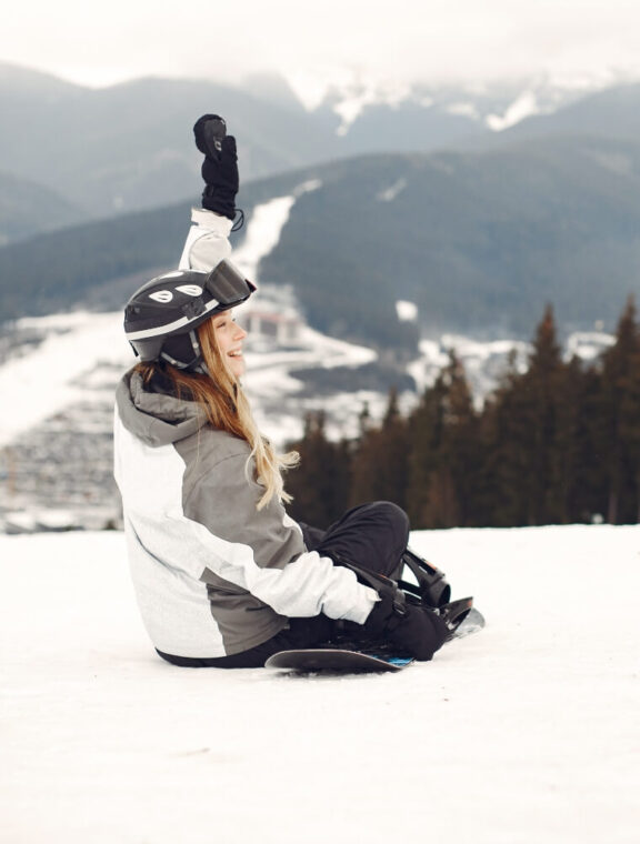 sportgardena-woman-snowboard-suit-sportswoman-mountain-with-snowboard-hands-horizon-concept-sports